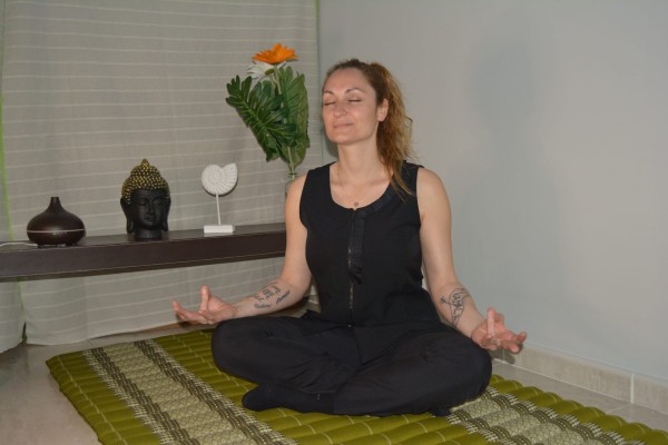 clase grupal yoga energía